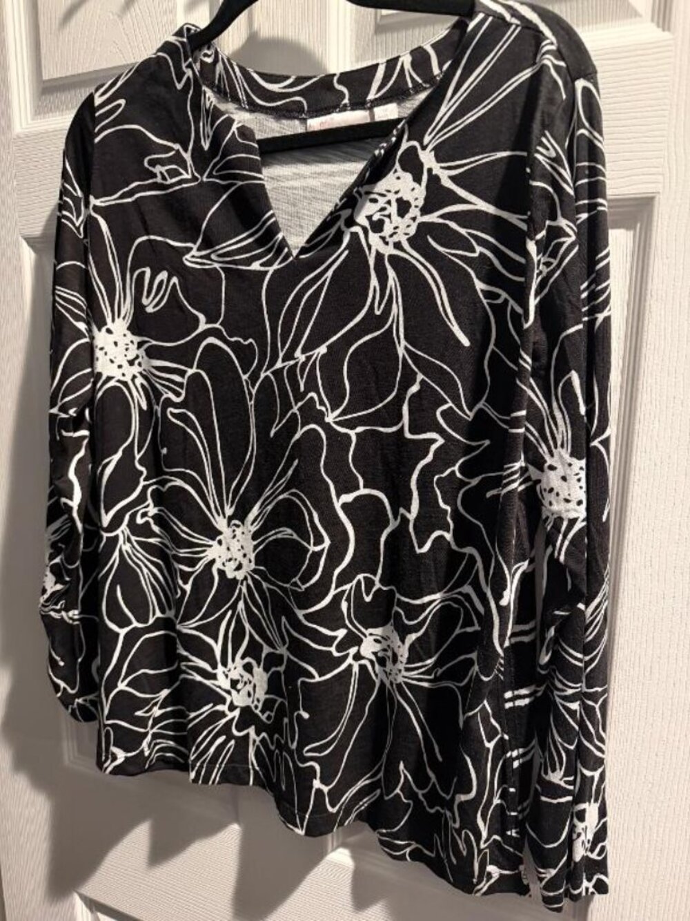 Belle by Kim Gravel B&W Slub Knit Botanica Floral Top Size 1X